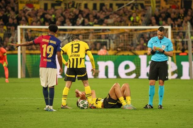 15.04.2025, xfanx, Fussball UEFA Champions League, Borussia Dortmund - FC Barcelona, Barca v.l. der Dritte Felix Nmecha (BVB) wird durch Frenkie de Jong (FC Barcelona) gefoult (DFL DFB REGULATIONS PROHIBIT ANY USE OF PHOTOGRAPHS as IMAGE SEQUENCES and or QUASI-VIDEO) Dortmund