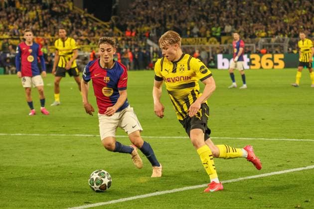 15.04.2025, xfanx, Fussball UEFA Champions League, Borussia Dortmund - FC Barcelona, Barca v.l. Gavi (FC Barcelona)) und Daniel Svensson (Borussia Dortmund) (DFL DFB REGULATIONS PROHIBIT ANY USE OF PHOTOGRAPHS as IMAGE SEQUENCES and or QUASI-VIDEO) Dortmund
