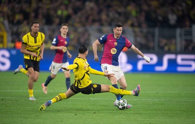 Fußball, Herren, Saison 2024 2025, Champions League (Viertelfinale, Rückspiel), Borussia Dortmund - FC Barcelona, Barca v. l. Ramy Bensebaini (Borussia Dortmund), Robert Lewandowski (FC Barcelona), 15.04. 2025, Copyright: xSebastianxRäppold MatthiasxKochx
