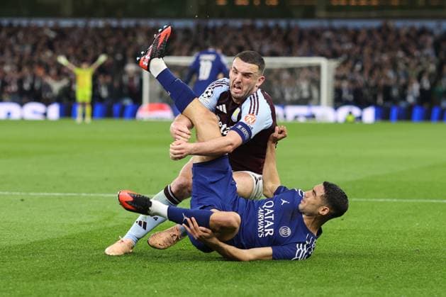 Sport Bilder des Tages Aston Villa v PSG 15 April 2025, Aston - Champions League Football, Quarter-Final, Second Leg - Aston Villa v Paris Saint-Germain - John McGinn of Aston Villa and Achraf Hakimi of PSG - Photo: Charlotte Wilson Offside. Aston UK Copyright: xCharlottexWilsonx xOffsidexOffside