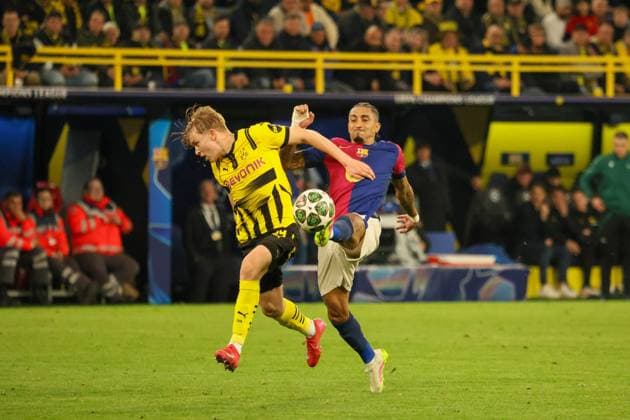 15.04.2025, xfanx, Fussball UEFA Champions League, Borussia Dortmund - FC Barcelona, Barca v.l. im Zweikampf Daniel Svensson (Borussia Dortmund) und Raphinha (FC Barcelona) (DFL DFB REGULATIONS PROHIBIT ANY USE OF PHOTOGRAPHS as IMAGE SEQUENCES and or QUASI-VIDEO) Dortmund