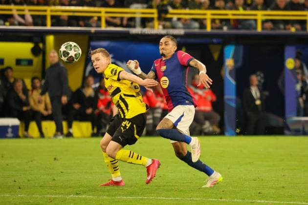 15.04.2025, xfanx, Fussball UEFA Champions League, Borussia Dortmund - FC Barcelona, Barca v.l. im Zweikampf Daniel Svensson (Borussia Dortmund) und Raphinha (FC Barcelona) (DFL DFB REGULATIONS PROHIBIT ANY USE OF PHOTOGRAPHS as IMAGE SEQUENCES and or QUASI-VIDEO) Dortmund