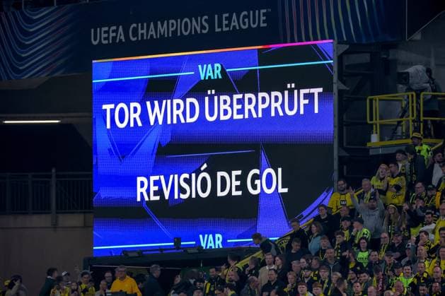 15.04.2025, Fußball, UEFA Champions League, Borussia Dortmund - FC Barcelona, Barca BVB Stadion, Viertelfinale, Saison 2024 2025: Anzeigetafel VAR Überprüfung des Tores Regulations prohibit any use of photographs as image sequences and or quasi-video. Nordrhein-Westfalen Deutschland