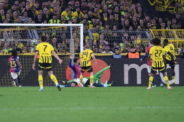 Fußball Champions League Viertelfinale Borussia Dortmund - FC Barcelona, Barca am 15.04.2025 im Signal Iduna Park in Dortmund Tor zum 3:1 durch Serhou Guirassy ( Dortmund )