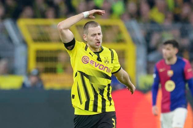 Waldemar Anton (Borussia Dortmund) schaut enttaeuscht, UEFA Champions League 2024 25 Quarter Final Second Leg, Borussia Dortmund and FC Barcelona, Barca Signal Iduan Park am 15. April 2025 in Dortmund, Deutschland. (Foto von Marco Steinbrenner DeFodi Images) Waldemar Anton (Borussia Dortmund) looks dejected, UEFA Champions League 2024 25 Quarter Final Second Leg, Borussia Dortmund and FC Barcelona, BVB Stadion Dortmund, April 15, 2025 in Dortmund, Germany. (Photo by Marco Steinbrenner DeFodi Images)