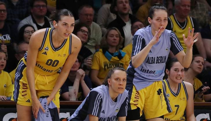 Alba Spielerinnen fiebern mit Basketball DBBL Bundesliga Damen Frauen Playoff Halbfinale 5. Spiel Saison 2024 2025 15.04.2024 ALBA Berlin vs Saarlouis Royals