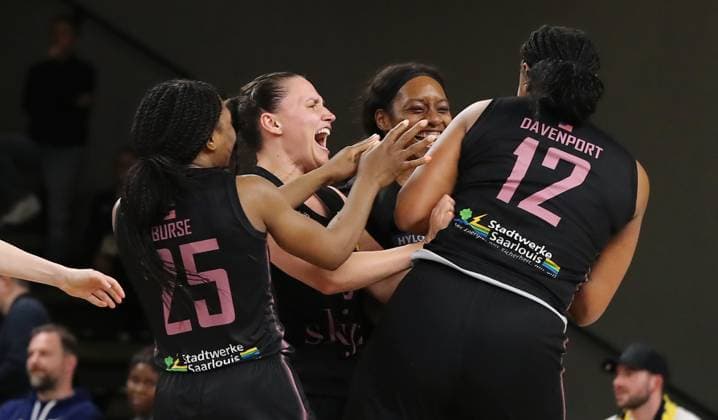 Saarläderinnen feiern Finaleinzug, vorn Martha Burse, Erika Davenport Freude Emotion Jubel Basketball DBBL Bundesliga Damen Frauen Playoff Halbfinale 5. Spiel Saison 2024 2025 15.04.2024 ALBA Berlin vs Saarlouis Royals