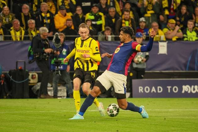 15.04.2025, xfanx, Fussball UEFA Champions League, Borussia Dortmund - FC Barcelona, Barca v.l. im Zweikampf Maximilian Beier (Borussia Dortmund) und Ronaldo Araujo (FC Barcelona) (DFL DFB REGULATIONS PROHIBIT ANY USE OF PHOTOGRAPHS as IMAGE SEQUENCES and or QUASI-VIDEO) Dortmund