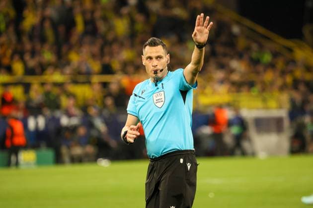 15.04.2025, xfanx, Fussball UEFA Champions League, Borussia Dortmund - FC Barcelona, Barca v.l. Schiedsrichter Maurizio Mariani (Italien) (DFL DFB REGULATIONS PROHIBIT ANY USE OF PHOTOGRAPHS as IMAGE SEQUENCES and or QUASI-VIDEO) Dortmund