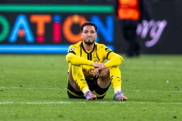 15.04.2025, Borussia Dortmund vs. FC Barcelona, Barca UEFA Champions League, Viertelfinale, Rückspiel: Dortmunds Ramy Bensebaini sitzt enttäuscht auf dem Rasen. Wichtiger Hinweis: Gemaess den Vorgaben der UEFA ist es untersagt, in dem Stadion und oder vom Spiel angefertigte Fotoaufnahmen in Form von Sequenzbildern und oder videoaehnlichen Fotostrecken zu verwerten bzw. verwerten zu lassen. Copyright: xDavidxInderliedx