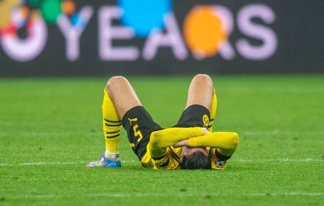 Fußball, Herren, Saison 2024 2025, Champions League (Viertelfinale, Rückspiel), Borussia Dortmund - FC Barcelona, Barca Ramy Bensebaini (Borussia Dortmund), Enttäuschung nach Abpfiff, 15.04. 2025, Copyright: xSebastianxRäppold MatthiasxKochx