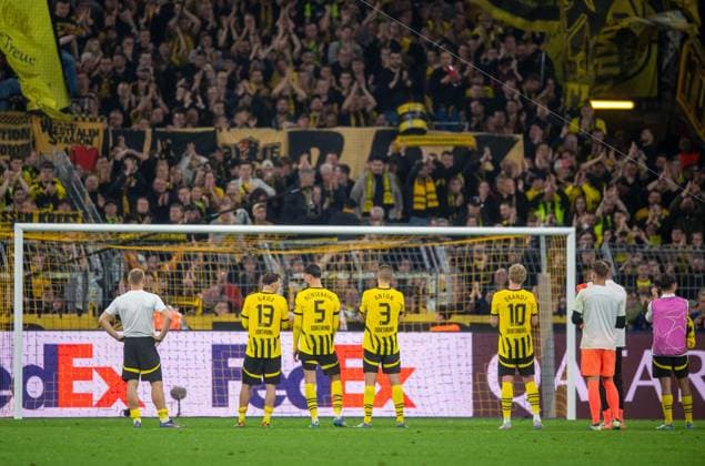Fußball, Herren, Saison 2024 2025, Champions League (Viertelfinale, Rückspiel), Borussia Dortmund - FC Barcelona, Barca Fans und Spieler des BVB, Enttäuschung nach Abpfiff, 15.04. 2025, Copyright: xSebastianxRäppold MatthiasxKochx