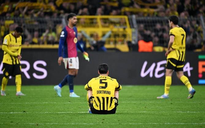 Sport Bilder des Tages Fussball, Champions League, Deutschland, Herren, Saison 2024 2025, Viertelfinale Rückspiel, Signal Iduna Park Dortmund: Bor. Dortmund - FC Barcelona, Barca 3:1; Ramy Bensebaini (BVB) enttäuscht nach Spielende. Enttäuschung, Frust, Aktion.