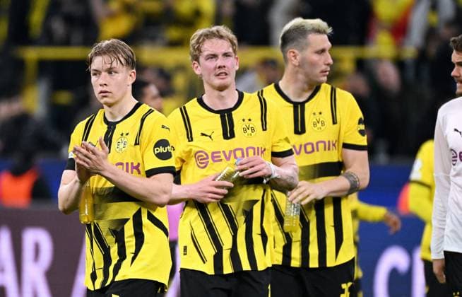 Fussball, Champions League, Deutschland, Herren, Saison 2024 2025, Viertelfinale Rückspiel, Signal Iduna Park Dortmund: Bor. Dortmund - FC Barcelona, Barca 3:1; Daniel Svensson (BVB), Julian Brandt (BVB) und Niklas Süle (BVB) enttäuscht nach Spielende. Enttäuschung, Frust, Aktion.