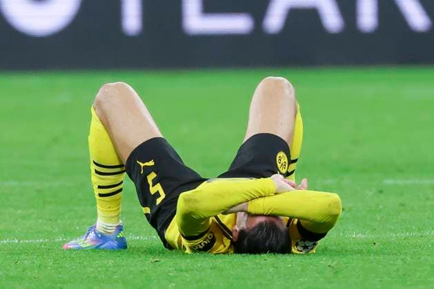 Sport Bilder des Tages Ramy Bensebaini (Borussia Dortmund) schaut enttaeuscht, UEFA Champions League 2024 25 Quarter Final Second Leg, Borussia Dortmund and FC Barcelona, Barca Signal Iduan Park am 15. April 2025 in Dortmund, Deutschland. (Foto von Marco Steinbrenner DeFodi Images) Ramy Bensebaini (Borussia Dortmund) looks dejected, UEFA Champions League 2024 25 Quarter Final Second Leg, Borussia Dortmund and FC Barcelona, BVB Stadion Dortmund, April 15, 2025 in Dortmund, Germany. (Photo by Marco Steinbrenner DeFodi Images)