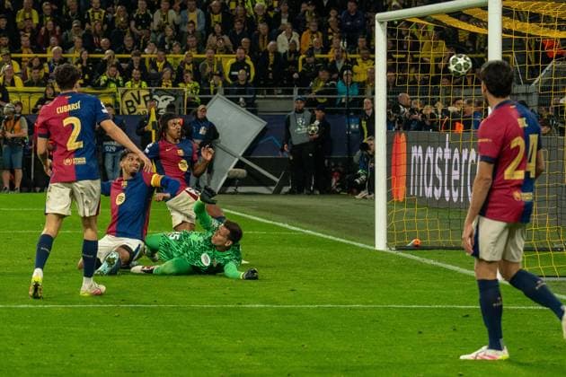 Keine chance fuer Pau Cubarsi FC Barcelona, Barca 2) und Wojciech Szczesny (FC Barcelona, 25), der Ball von Serhou Yadaly Guirassy (Borussia Dortmund 09, 09) landet zum 3:1 im Netz, GER BVB Borussia Dortmund 09 vs. FC Barcelona, Fussball, Champions League, Viertelfinale, Saison 2024 2025, 15.04.2025 GER BVB Borussia Dortmund 09 vs. FC Barcelona, Fussball, Champions League, Viertelfinale, Saison 2024 2025, 15.04.2025 Dortmund Copyright: xEibner-Pressefoto FabianxFriesex EP_FFE