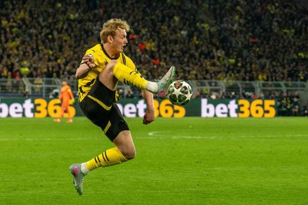 Julian Brandt (Borussia Dortmund 09, 10) nimmt den Ball in der Luft an, GER BVB Borussia Dortmund 09 vs. FC Barcelona, Barca Fussball, Champions League, Viertelfinale, Saison 2024 2025, 15.04.2025 GER BVB Borussia Dortmund 09 vs. FC Barcelona, Fussball, Champions League, Viertelfinale, Saison 2024 2025, 15.04.2025 Dortmund Copyright: xEibner-Pressefoto FabianxFriesex EP_FFE