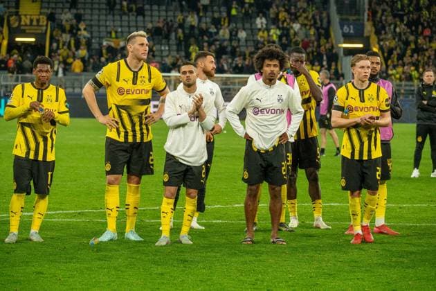 Karim Adeyemi (Borussia Dortmund 09, 27) und seine Mitspieler bedanken sich bei den Fans fuer den Support, GER BVB Borussia Dortmund 09 vs. FC Barcelona, Barca Fussball, Champions League, Viertelfinale, Saison 2024 2025, 15.04.2025 GER BVB Borussia Dortmund 09 vs. FC Barcelona, Fussball, Champions League, Viertelfinale, Saison 2024 2025, 15.04.2025 Dortmund Copyright: xEibner-Pressefoto FabianxFriesex EP_FFE