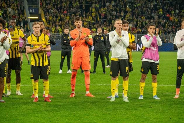 Die Dortmunder um Gregor Kobel (Borussia Dortmund 09, 01) bedanken sich fuer den Support der Fans, GER BVB Borussia Dortmund 09 vs. FC Barcelona, Barca Fussball, Champions League, Viertelfinale, Saison 2024 2025, 15.04.2025 GER BVB Borussia Dortmund 09 vs. FC Barcelona, Fussball, Champions League, Viertelfinale, Saison 2024 2025, 15.04.2025 Dortmund Copyright: xEibner-Pressefoto FabianxFriesex EP_FFE
