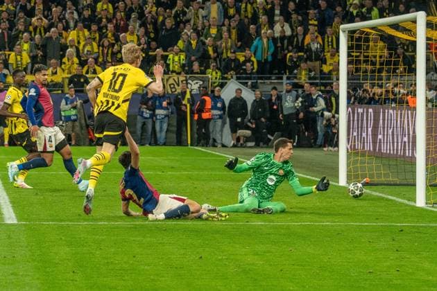 Wojciech Szczesny FC Barcelona, Barca 25) kann nur noch hinter sich schauen, der Schuss von Julian Brandt (Borussia Dortmund 09, 10) rollt ins Tor, GER BVB Borussia Dortmund 09 vs. FC Barcelona, Fussball, Champions League, Viertelfinale, Saison 2024 2025, 15.04.2025 GER BVB Borussia Dortmund 09 vs. FC Barcelona, Fussball, Champions League, Viertelfinale, Saison 2024 2025, 15.04.2025 Dortmund Copyright: xEibner-Pressefoto FabianxFriesex EP_FFE