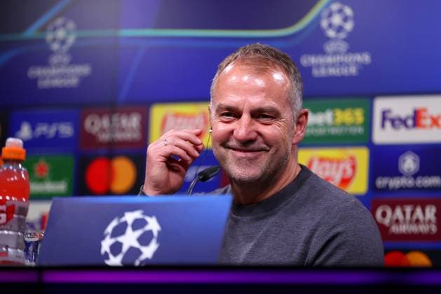 15.04.2025, Fußball, UEFA Champions League, Borussia Dortmund - FC Barcelona, Barca BVB Stadion, Viertelfinale, Saison 2024 2025: Pressekonferenz mit den Trainern nach dem Spiel. Cheftrainer Hansi Flick (FC Barcelona hc) lachend Fröhlich Freude lächelnd Regulations prohibit any use of photographs as image sequences and or quasi-video. Nordrhein-Westfalen Deutschland
