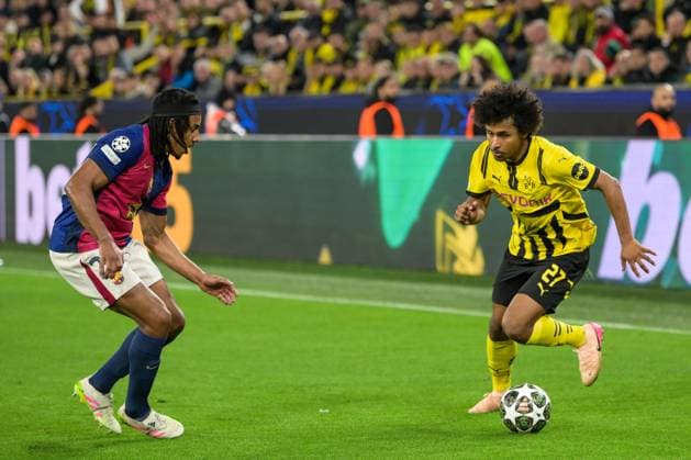 Fußball, Championsleague, 20250415, BV Borussia Dortmund - FC Barcelona, Barca Im Bild v.l. Jules KOUNDE (Barcelona, 23), Karim ADEYEMI (Dortmund, 27) Dribbling Ball. Dortmund Signal Iduna Park Nordrhein-Westfalen Deutschland Copyright: Passion2Press MarkusxFischerx