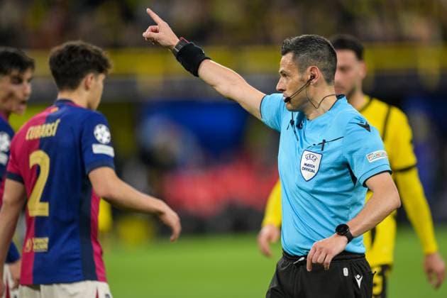 Fußball, Championsleague, 20250415, BV Borussia Dortmund - FC Barcelona, Barca Im Bild Schiedsrichter Maurizio MARIANI (ITA) zeigt deutet Zeigefinger. Dortmund Signal Iduna Park Nordrhein-Westfalen Deutschland Copyright: Passion2Press MarkusxFischerx