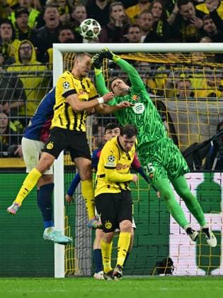 DORTMUND - (l-r) Waldemar Anton of Borussia Dortmund, FC Barcelona, Barca goalkeeper Wojciech Szczesny during the quarterfinal Champions League match between Borussia Dortmund and FC Barcelona at the Signal Iduna Park stadium on April 15, 2025 in Dortmund, Germany. ANP Hollandse Hoogte Borussia Dortmund v FC Barcelona 2024 25 xVIxANPxSportx xGerritxvanxKeulenxIVx 524606526 originalFilename: 524606526.jpg