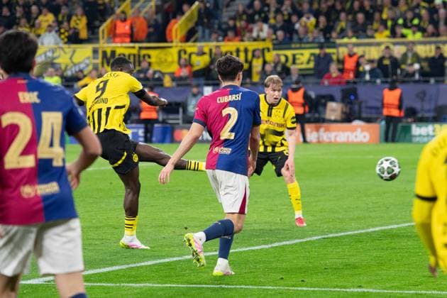 Serhou GUIRASSY (DO) schiesst das Tor zum 3-1, Fussball Champions League, Viertelfinale, Round of 8, Borussia Dortmund (DO) - FC Barcelona, Barca (Barca) 3-1 am 15.04.2025 in Dortmund Deutschland. UEFA regulations prohibit any use of photographs as image sequences and or quasi-video Â