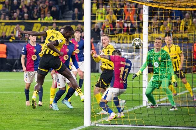 Serhou GUIRASSY (DO) erzielt per Kopfball das Tor zum 2.0, Aktion, Fussball Champions League, Viertelfinale, Round of 8, Borussia Dortmund (DO) - FC Barcelona, Barca (Barca) 3-1 am 15.04.2025 in Dortmund Deutschland. UEFA regulations prohibit any use of photographs as image sequences and or quasi-video Â