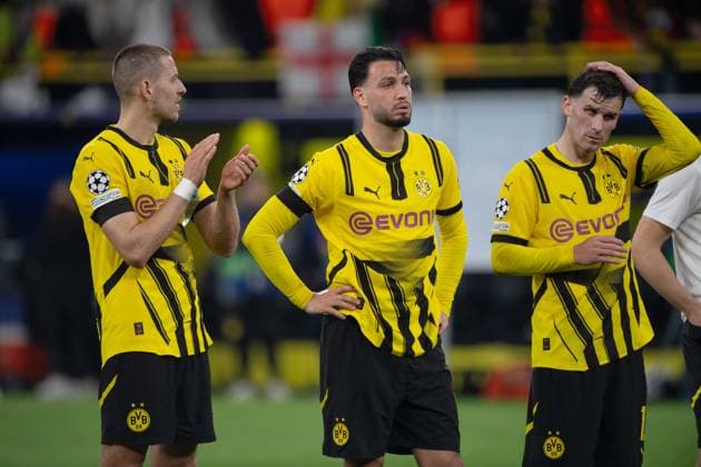 Waldemar ANTON (DO) , Ramy BENSEBAINI (DO) Pascal GROSS (Groß, DO) enttaeuscht, enttäuscht, Enttäuschung, Enttaeuschung Fussball Champions League, Viertelfinale, Round of 8, Borussia Dortmund (DO) - FC Barcelona, Barca (Barca) 3-1 am 15.04.2025 in Dortmund Deutschland. UEFA regulations prohibit any use of photographs as image sequences and or quasi-video Â