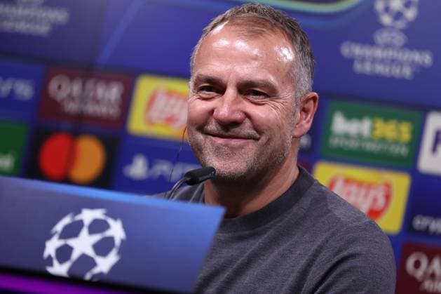 15.04.2025, Fußball, UEFA Champions League, Borussia Dortmund - FC Barcelona, Barca BVB Stadion, Viertelfinale, Saison 2024 2025: Die Trainer bei der Pressekonferenz nach dem Spiel. Cheftrainer Hansi Flick (FC Barcelona hc) lachend glücklich zufrieden Fröhlich lächelnd Mimik Regulations prohibit any use of photographs as image sequences and or quasi-video. Nordrhein-Westfalen Deutschland