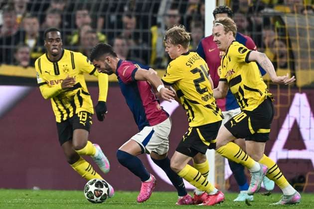 v. li. im Kampf um den Ball Jamie Gittens (Dortmund 43) Ferran Torres (Barcelona 7) Daniel Svensson (Dortmund 24) Julian Brandt (Dortmund 10) 15.04.2025 Fussball, Champions League, Borussia Dortmund vs FC Barcelona, Barca Signal Iduna Park, Dortmund,