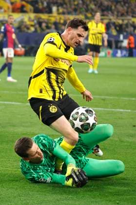 Dortmund, Deutschland, UEFA Champions League, Viertelfinale Borussia Dortmund : FC Barcelona, Barca 3-1 01. 05. 2024 im Signal-Iduna Park in Dortmund Pascal GROSS (BVB) re.- wird von dem Torhüter des FC Barcelona Wojciech SZCZESNY (Bar) li.- gefoult und die Aktion wird mit einem Strafstoss geahndet.