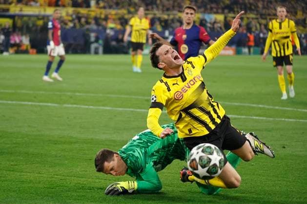 Dortmund, Deutschland, UEFA Champions League, Viertelfinale Borussia Dortmund : FC Barcelona, Barca 3-1 01. 05. 2024 im Signal-Iduna Park in Dortmund Pascal GROSS (BVB) re.- wird von dem Torhüter des FC Barcelona Wojciech SZCZESNY (Bar) li.- gefoult und die Aktion wird mit einem Strafstoss geahndet.