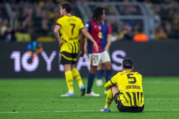 15.04.2025, Fußball, UEFA Champions League, Borussia Dortmund - FC Barcelona, Barca BVB Stadion, Viertelfinale, Saison 2024 2025: Enttäuschung nach dem Ausscheiden aus der Championsleague. Der BVB scheidet trotz 3:1 Sieg aus der UCL aus. Ramy Bensebaini (BVB 5) sitzt enttäuscht auf dem Spielfeld Enttäuschung Regulations prohibit any use of photographs as image sequences and or quasi-video. Nordrhein-Westfalen Deutschland