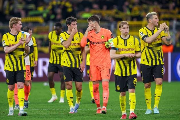 15.04.2025, Fußball, UEFA Champions League, Borussia Dortmund - FC Barcelona, Barca BVB Stadion, Viertelfinale, Saison 2024 2025: Enttäuschte Gesichter bei der Abschlussrunde nach dem 3:1 Sieg gegen Barca - Die Mannschaft scheidet nach der 0:4 Niederlage in der Hinrunde aus der UCL aus. Julian Brandt (BVB 10) Daniel Svensson (BVB 24) Giovanni Reyna (BVB 7) Torwart Gregor Kobel (BVB 1) Niklas Süle (BVB 25) Regulations prohibit any use of photographs as image sequences and or quasi-video. Nordrhein-Westfalen Deutschland