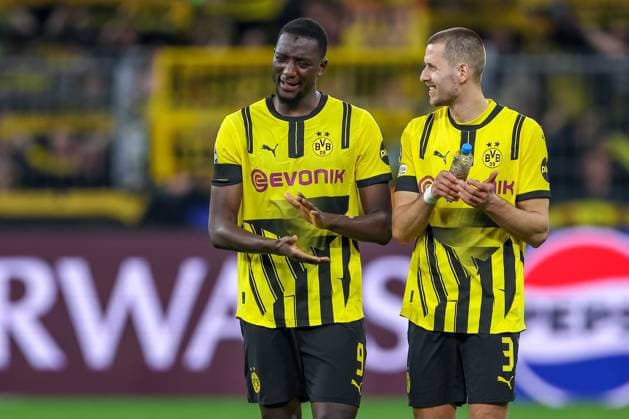 15.04.2025, Fußball, UEFA Champions League, Borussia Dortmund - FC Barcelona, Barca BVB Stadion, Viertelfinale, Saison 2024 2025: Enttäuschte Gesichter bei der Abschlussrunde nach dem 3:1 Sieg gegen Barca - Die Mannschaft scheidet nach der 0:4 Niederlage in der Hinrunde aus der UCL aus. Serhou Guirassy (BVB 9) Waldemar Anton (BVB 3) zusammen auf dem Spielfeld Regulations prohibit any use of photographs as image sequences and or quasi-video. Nordrhein-Westfalen Deutschland