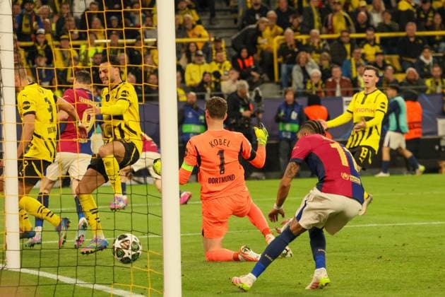 15.04.2025, xfanx, Fussball UEFA Champions League, Borussia Dortmund - FC Barcelona, Barca v.l. der Zweite Ramy Bensebaini (BVB) macht ein Eigentor und ändert das Spielergebnis auf 2:1. (DFL DFB REGULATIONS PROHIBIT ANY USE OF PHOTOGRAPHS as IMAGE SEQUENCES and or QUASI-VIDEO) Dortmund