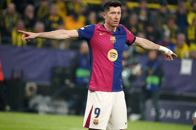 Fussball, UEFA Champions League 2024 2025, Borussia Dortmund vs. FC Barcelona, Barca 15.04.2025 , Signal Iduna Park Dortmund Robert Lewandowski, FC Barcelona Aktion, Einzelbild,