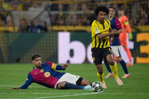 Karim-David ADEYEMI (DO) gegen Ronald ARAUJO (Barca) Aktion, Zweikampf, Fussball Champions League, Viertelfinale, Round of 8, Borussia Dortmund (DO) - FC Barcelona, Barca (Barca) 3-1 am 15.04.2025 in Dortmund Deutschland. UEFA regulations prohibit any use of photographs as image sequences and or quasi-video Â