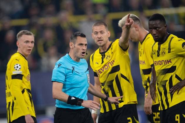 Schiedsrichter Maurizio MARIANI (Italien) und Waldemar ANTON (DO) Gestik, Geste, gestikuliert, Fussball Champions League, Viertelfinale, Round of 8, Borussia Dortmund (DO) - FC Barcelona, Barca (Barca) 3-1 am 15.04.2025 in Dortmund Deutschland. UEFA regulations prohibit any use of photographs as image sequences and or quasi-video Â