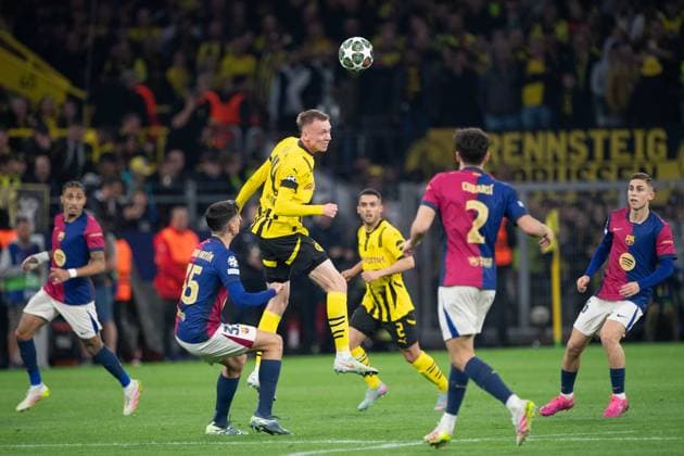 Maximilian BEIER (DO) gegen Gerard MARTIN (Barca) Kopfballduell, Aktion, Zweikampf, Fussball Champions League, Viertelfinale, Round of 8, Borussia Dortmund (DO) - FC Barcelona, Barca (Barca) 3-1 am 15.04.2025 in Dortmund Deutschland. UEFA regulations prohibit any use of photographs as image sequences and or quasi-video Â