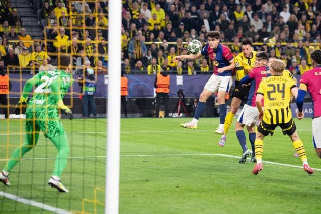 Ramy BENSEBAINI (DO) Kopfball, Torchance gegen Torwart Wojciech SZCZESNY (Barca) Fussball Champions League, Viertelfinale, Round of 8, Borussia Dortmund (DO) - FC Barcelona, Barca (Barca) 3-1 am 15.04.2025 in Dortmund Deutschland. UEFA regulations prohibit any use of photographs as image sequences and or quasi-video Â