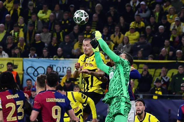 (250416) -- DORTMUND, April 16, 2025 -- Wojciech Szczesny (top R), goalkeeper of FC Barcelona, Barca makes a save during the UEFA Champions League quarterfinal 2nd leg football match between Borussia Dortmund and FC Barcelona in Dortmund, Germany, April 15, 2025. (Photo by Xinhua) (SP)GERMANY-DORTMUND-FOOTBALL-UEFA CHAMPIONS LEAGUE-DORTMUND VS BARCELONA JoachimxBywaletz 