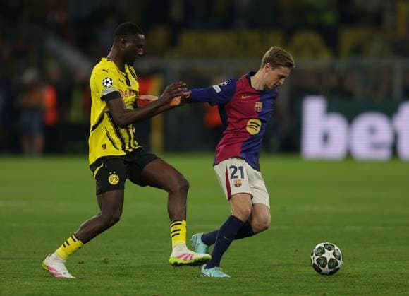 . - Borussia Dortmund v FC Barcelona, Barca UEFA Champions League, Quarter Final, 2nd Leg, BVB Stadion Dortmund, Germany. - 15th April 2025. (C) Daniel Weir Crystal Pix Serhou Guirassy of Borussia Dortmund battles for the ball with Frenkie de Jong of Barcelona. - Borussia Dortmund v FC Barcelona, UEFA Champions League, Quarter Final, 2nd Leg, BVB Stadion Dortmund, Germany. - 15th April 2025. (C) Daniel Weir Crystal Pix Dortmund BVB Stadion GERMANY Copyright: xDanielxWeirx CP_Dortmund_Barcelona_67