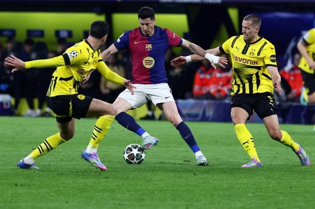 (250416) -- DORTMUND, April 16, 2025 -- Robert Lewandowski (C) of FC Barcelona, Barca controls the ball during the UEFA Champions League quarterfinal 2nd leg football match between Borussia Dortmund and FC Barcelona in Dortmund, Germany, April 15, 2025. (Photo by Xinhua) (SP)GERMANY-DORTMUND-FOOTBALL-UEFA CHAMPIONS LEAGUE-DORTMUND VS BARCELONA JoachimxBywaletz 
