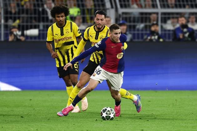 (250416) -- DORTMUND, April 16, 2025 -- Ramy Bensebaini (C) of Borussia Dortmund vies with Fermin Lopez (R) of FC Barcelona, Barca during the UEFA Champions League quarterfinal 2nd leg football match between Borussia Dortmund and FC Barcelona in Dortmund, Germany, April 15, 2025. (Photo by Xinhua) (SP)GERMANY-DORTMUND-FOOTBALL-UEFA CHAMPIONS LEAGUE-DORTMUND VS BARCELONA JoachimxBywaletz 