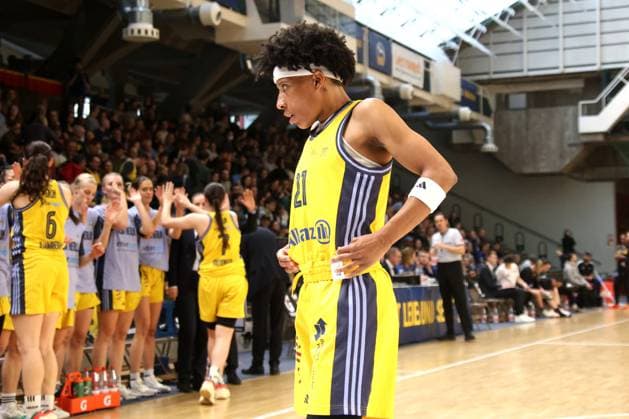 DEU, easyCredit DBBL, ALBA vs. SAARLOUIS ROYALS, 15.04.2025, Soemmeringhalle, Berlin, DEU, easyCredit DBBL, ALBA vs. SAARLOUIS ROYALS, im Bild Deeshyra Thomas (ALBA Berlin 21), ALBA-Spielerinnengruppe Foto: Juergen Engler nordphoto GmbH