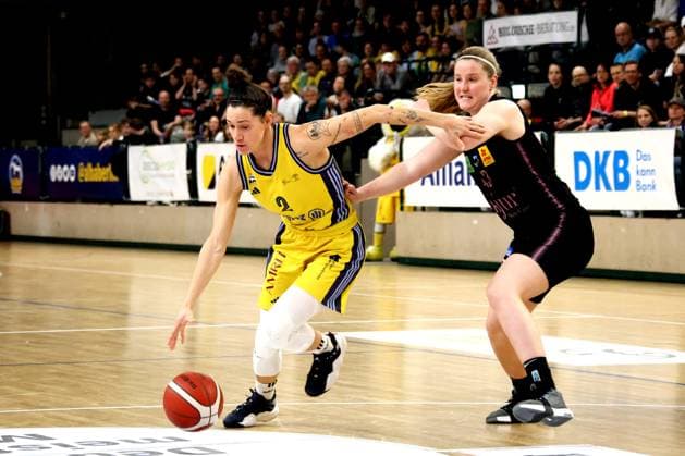 DEU, easyCredit DBBL, ALBA vs. SAARLOUIS ROYALS, 15.04.2025, Soemmeringhalle, Berlin, DEU, easyCredit DBBL, ALBA vs. SAARLOUIS ROYALS, im Bild Stefanie Grigoleit (ALBA Berlin 2) Hayley Nicole Frank (Saarlouis 43) Foto: Juergen Engler nordphoto GmbH